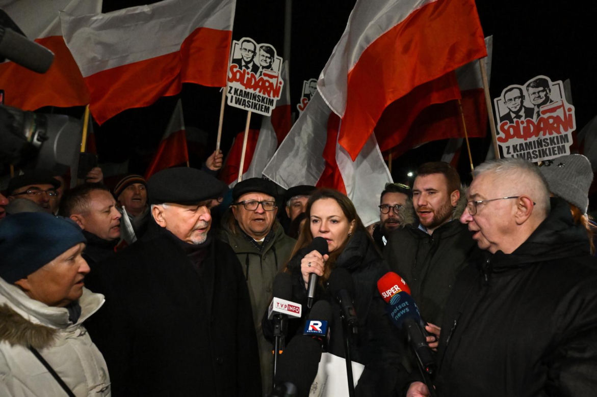 Manifestacje przed zakładami karnymi, w których przebywali Mariusz Kamiński i Maciej Wąsik