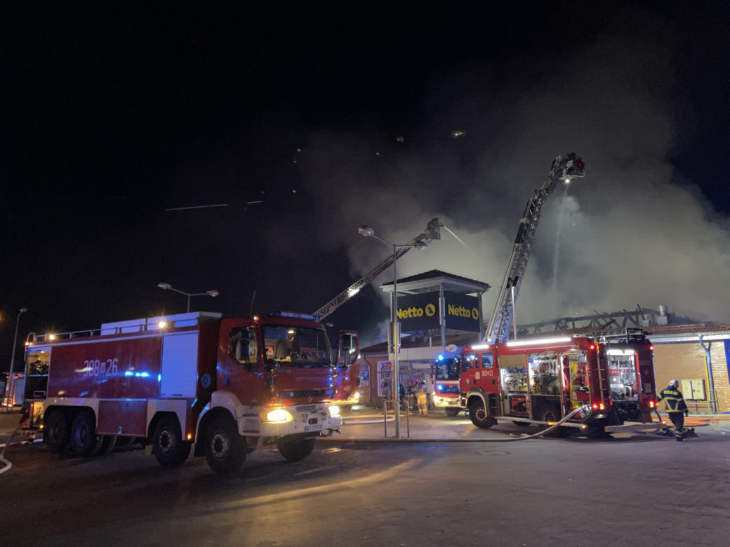 O krok od tragedii! Wielki pożar w sklepie Netto. Budynek stanął w ogniu