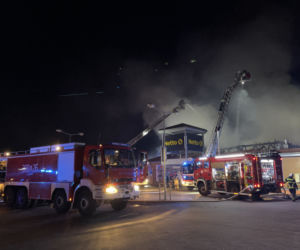 O krok od tragedii! Wielki pożar w sklepie Netto. Budynek stanął w ogniu