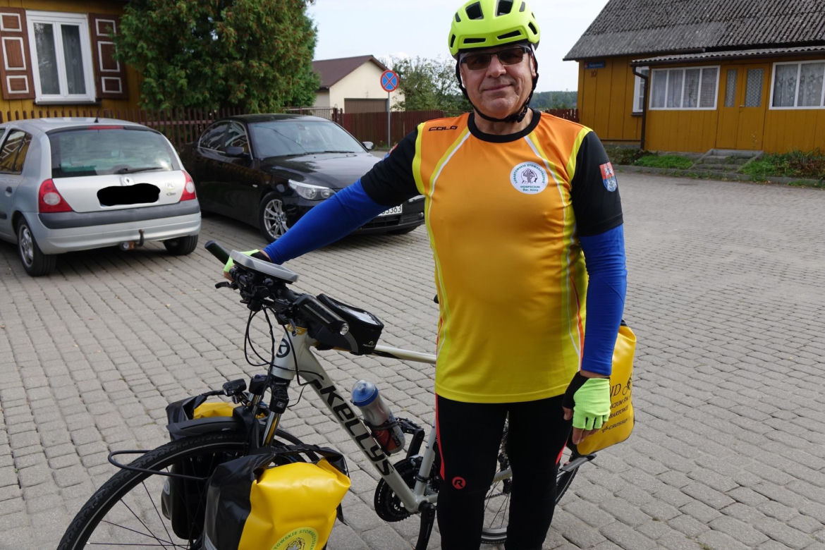 Zamiast siedzieć w domu jeździ rowerem. W dodatku w szczytnym celu [GALERIA]