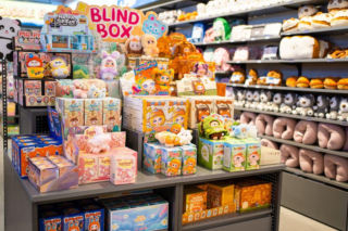 Blind boxy podbijają Polskę.  Dlaczego klienci pokochali zakupy z elementem niespodzianki?