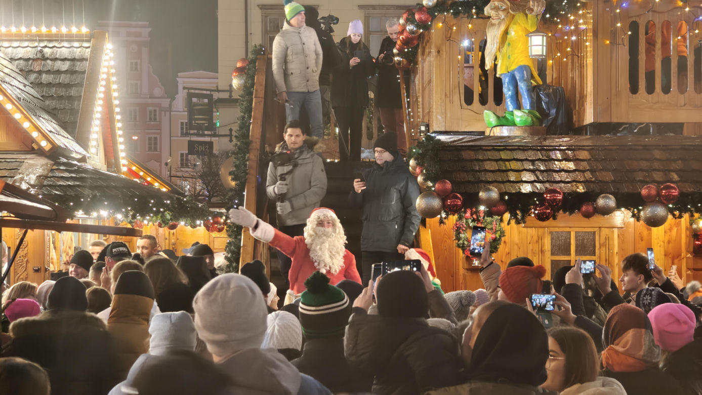 Największa choinka we Wrocławiu już rozświetlona! Tłumy powitały Świętego Mikołaja 