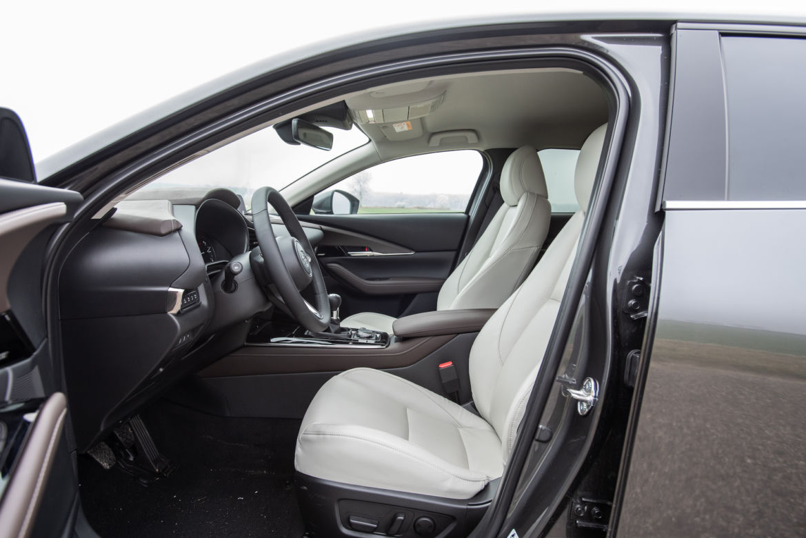 Toyota C-HR 2.0 Hybrid Dynamic Force 184 KM e-CVT vs Mazda CX-30 Skyactiv-X 180 KM 6MT AWD