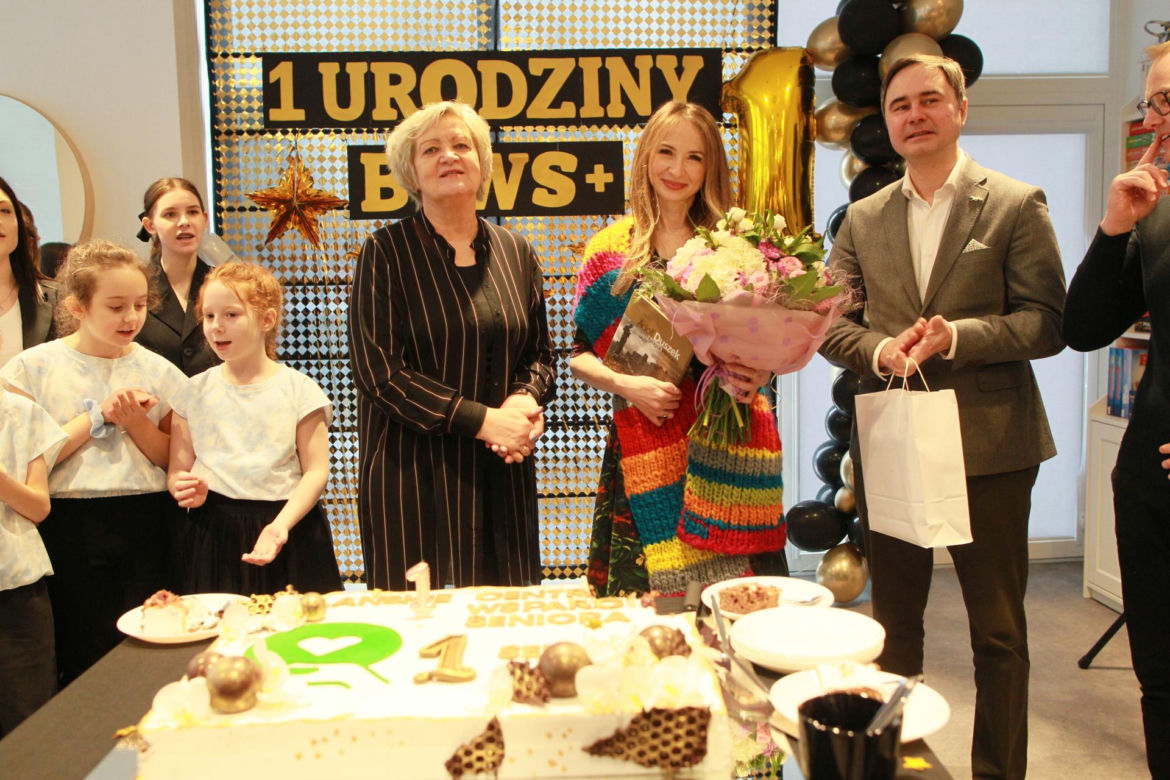 Ministra u seniorów na Bielanach. Dziemianowicz-Bąk dostała kolorowy prezent!