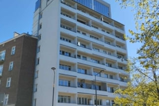 Penthouse'y dobudowane na szczycie bloku z epoki PRL