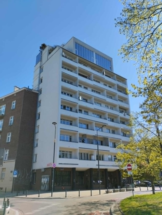 Penthouse'y dobudowane na szczycie bloku z epoki PRL