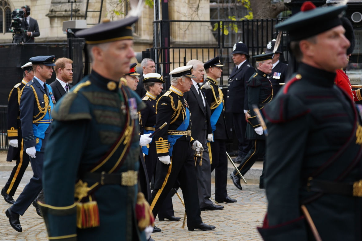 Łzy poddanych i trumna zmierzająca do Westminsteru