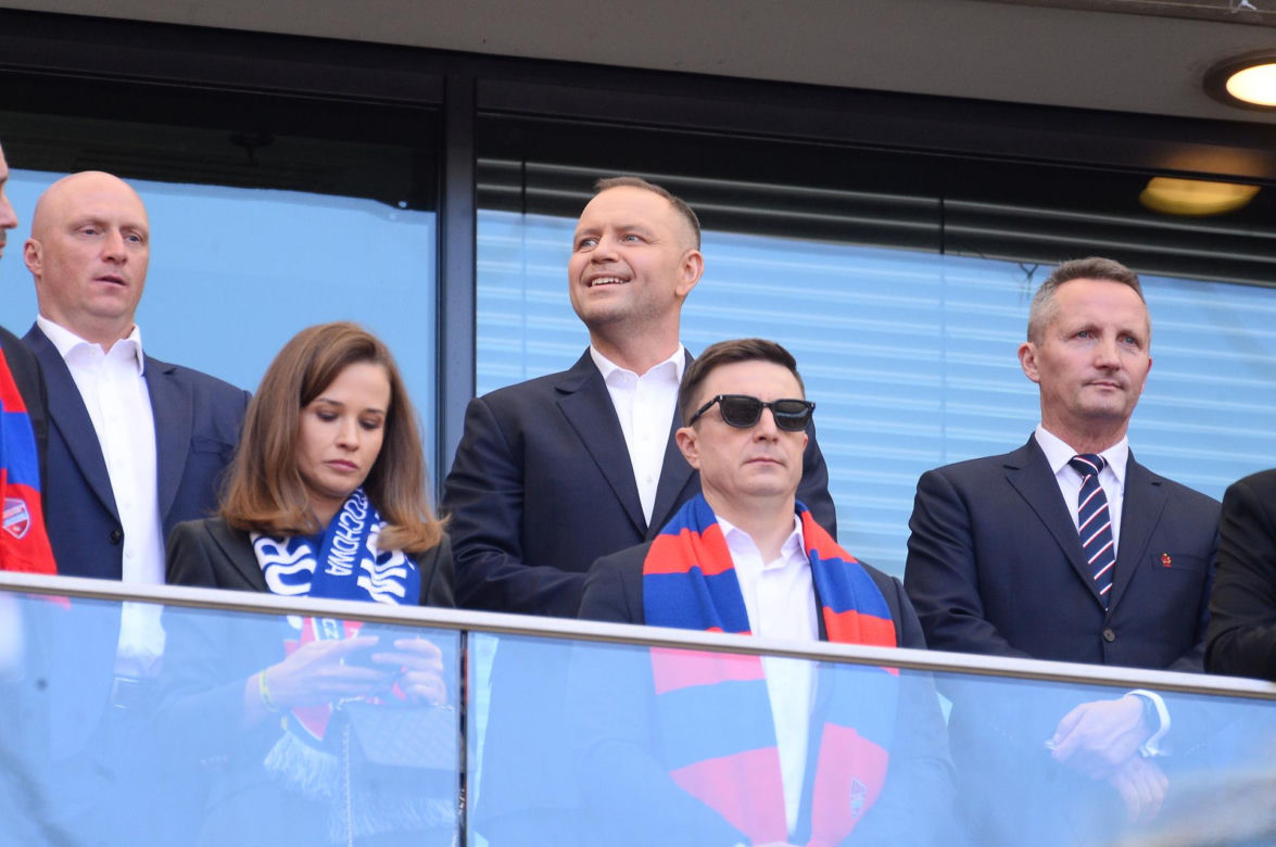 Karol Nawrocki wśród kibiców. Tak wyglądał na meczu