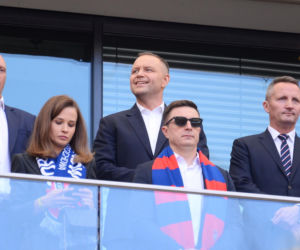 Karol Nawrocki wśród kibiców. Tak wyglądał na meczu