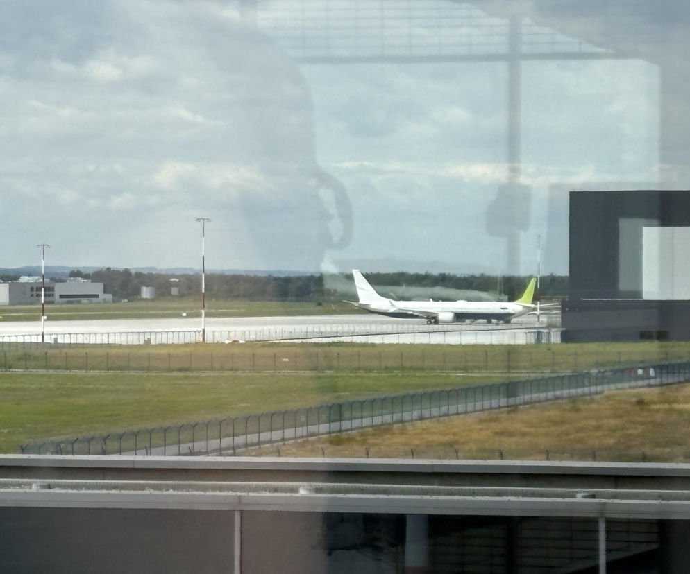Samolot pasażerski na płycie lotniska w Jasionce. O transporcie rannych z Węgier do Polski przeczytasz na SE.