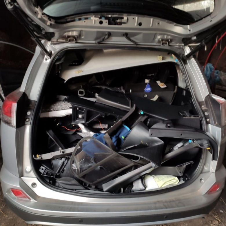 Nalot na dziuplę. Policjanci odzyskali auto za 100 tysięcy