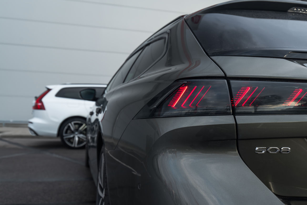 Volvo V60 T8 Twin Engine AWD R-Design AT8 vs. Peugeot 508 SW GT 2.0 BlueHDI 177 KM AT8