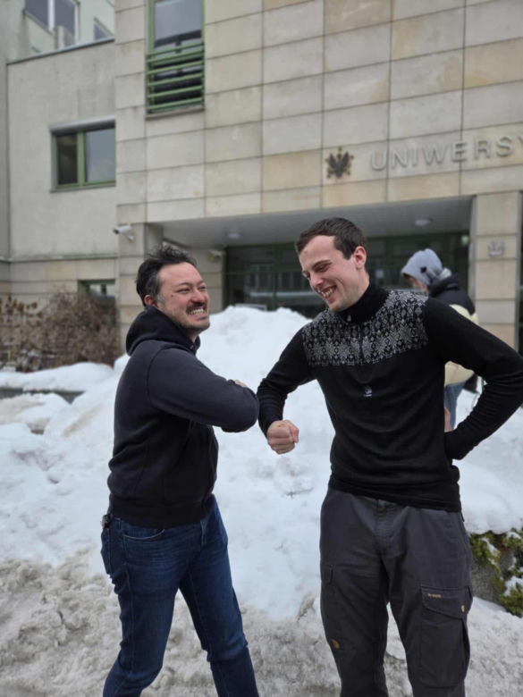 Na zdjęciu pomysłodawca igloo Stanisław Świeżewski i i prodziekan ds studenckich Takao Ishikawa