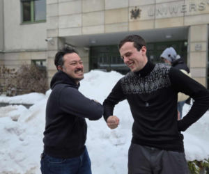 Na zdjęciu pomysłodawca igloo Stanisław Świeżewski i i prodziekan ds studenckich Takao Ishikawa