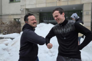 Na zdjęciu pomysłodawca igloo Stanisław Świeżewski i i prodziekan ds studenckich Takao Ishikawa