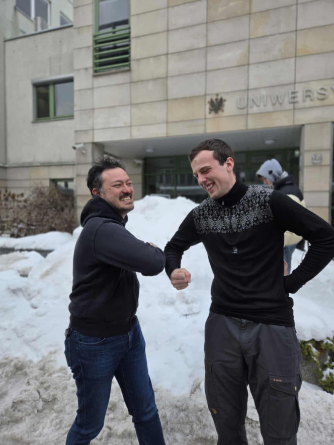 Na zdjęciu pomysłodawca igloo Stanisław Świeżewski i i prodziekan ds studenckich Takao Ishikawa