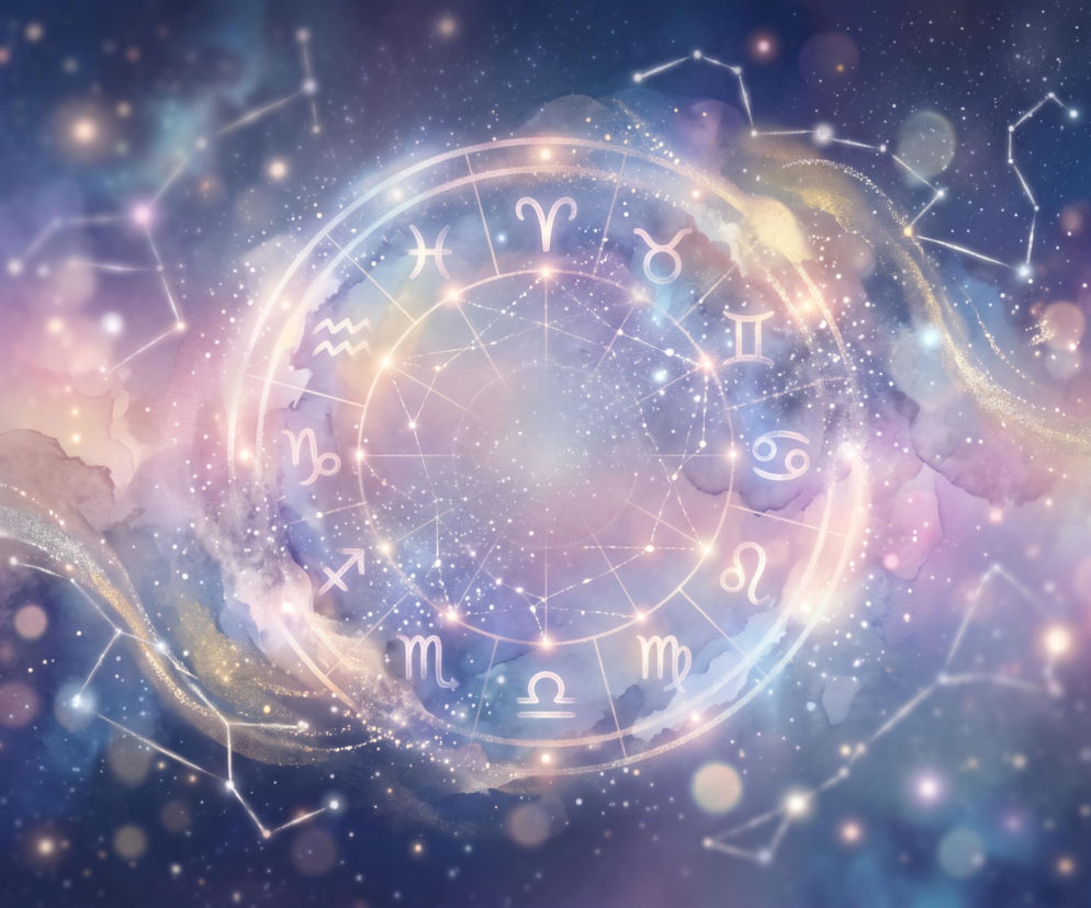 Grafika horoskopu dziennego z dwunastoma znakami zodiaku na tle rozgwieżdżonego nieba z mgławicami w odcieniach fioletu i różu. Dookoła kręgu zodiakalnego widoczne są konstelacje gwiazd, symbolizujące kosmiczną energię i introspekcję, o której przeczytasz na naszym portalu.