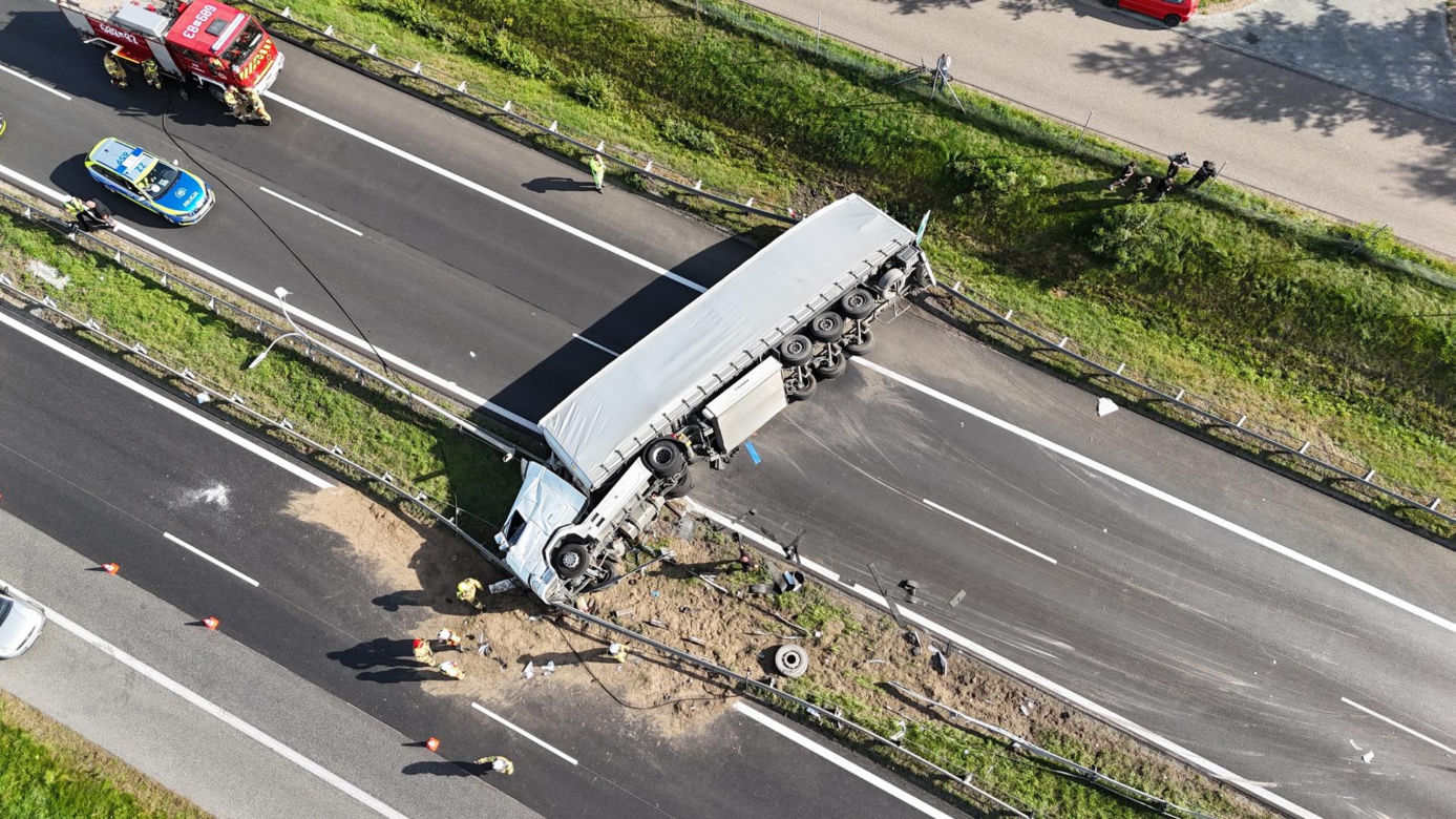 Ciężarówka przewróciła się na S8