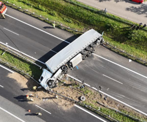 Ciężarówka przewróciła się na S8