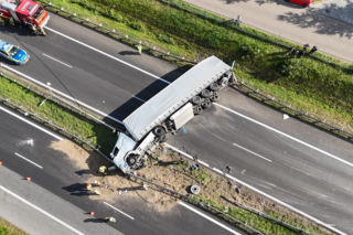 Ciężarówka przewróciła się na S8