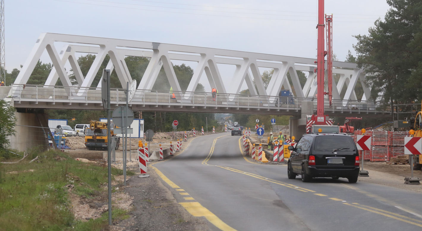 Pociągi znów jeżdżą do Nieporętu i Radzymina. Nowy wiadukt w Wieliszewie gotowy 