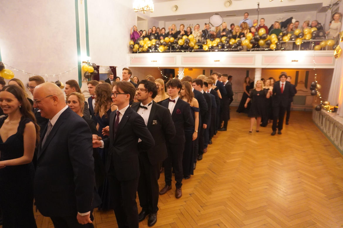 Polonez na Studniówce 2025 w II LO w Poznaniu