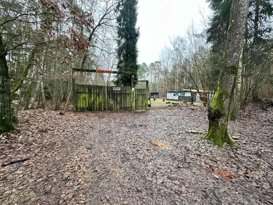 Ranna kobieta w lesie. Kula trafiła 53-latkę w głowę. W pobliżu ćwiczyli policjanci