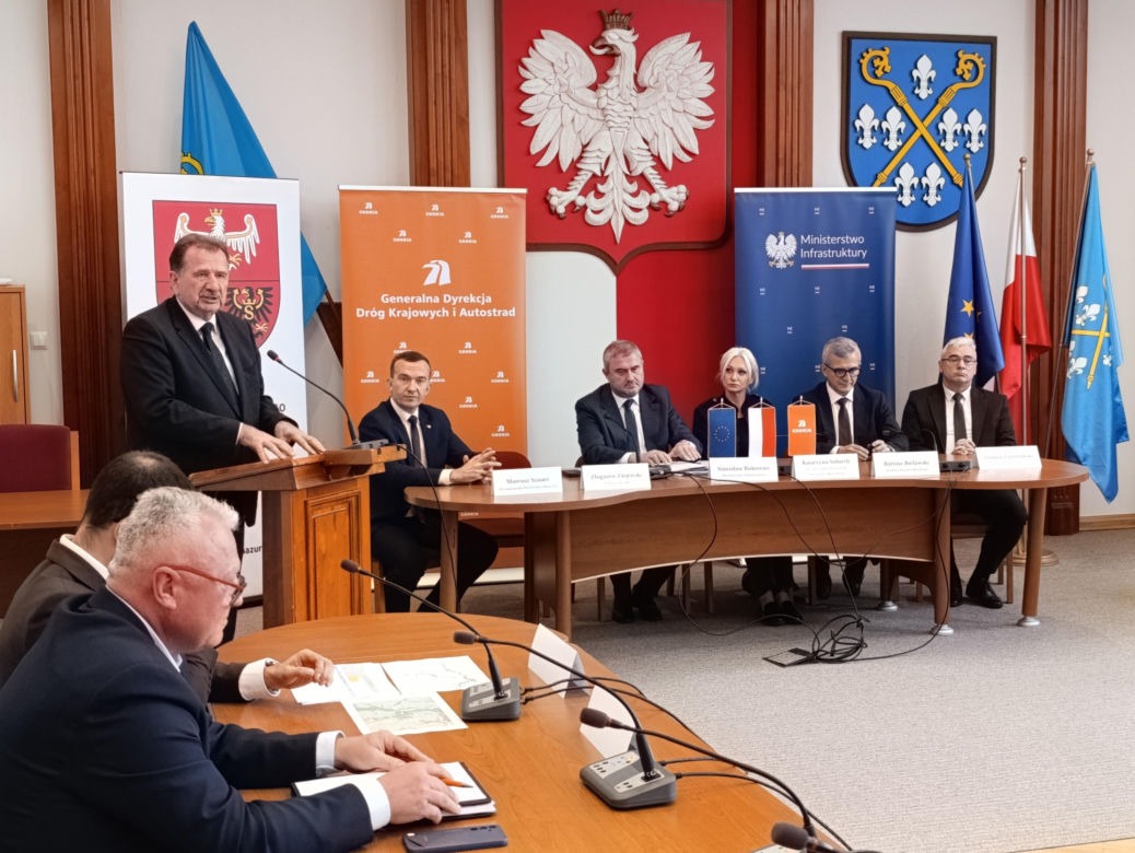Podpisanie umów na przebudowy skrzyżowań na DK 15 w Sampławie i DK 16 w Lubajnach, Starych Jabłonkach i Zawadach Małych