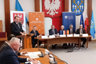 Podpisanie umów na przebudowy skrzyżowań na DK 15 w Sampławie i DK 16 w Lubajnach, Starych Jabłonkach i Zawadach Małych