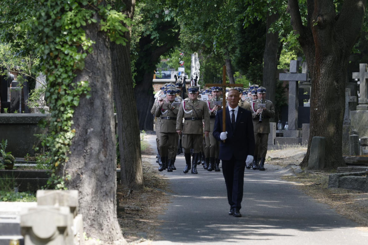 Monika Olejnik na pogrzebie senatora Piesiewicza. Towarzyszył jej ukochany