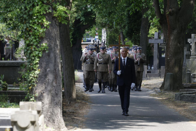 Monika Olejnik na pogrzebie senatora Piesiewicza. Towarzyszył jej ukochany