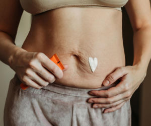 Zwiotczała skóra na brzuchu po ciąży? Te techniki masażu i składniki to przełom w ujędrnianiu