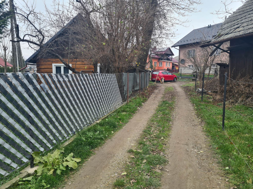Urzejowice. Auto stoi w poprzek drogi i nikt nic nie może zrobić