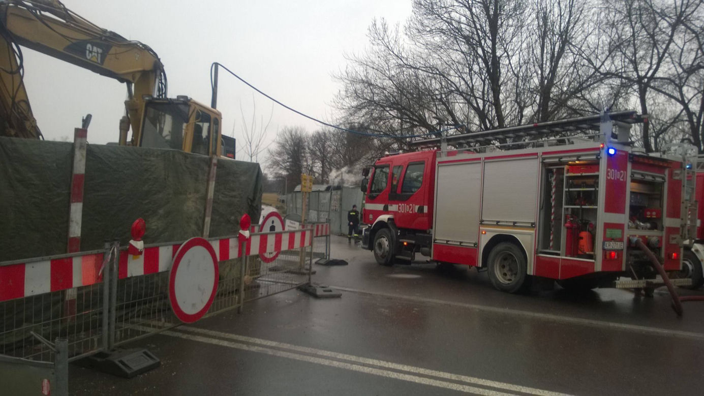 Pożar przy moście na Rudawie. Dwie osoby ranne [ZDJĘCIA]
