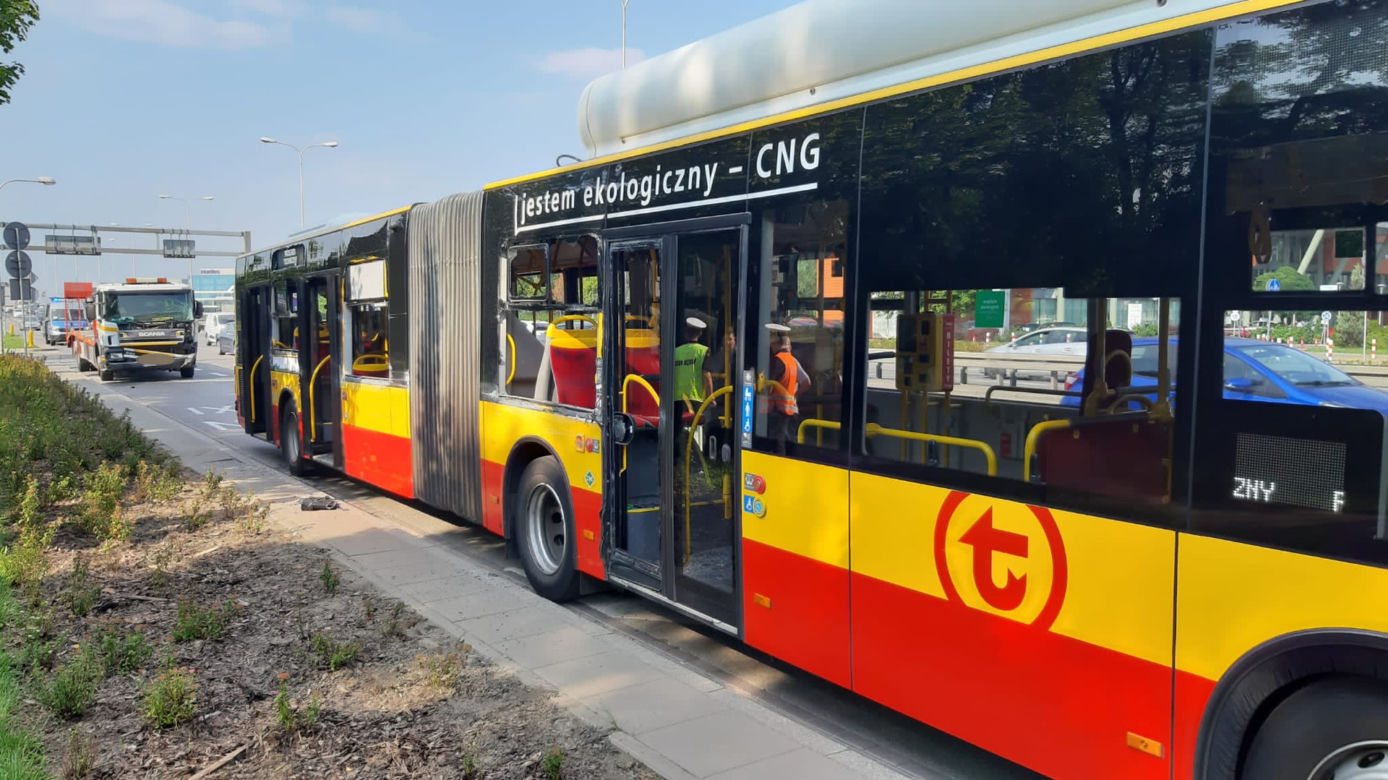 Ciężarówka zmasakrowała autobus miejski. Makabra na drodze w Warszawie!
