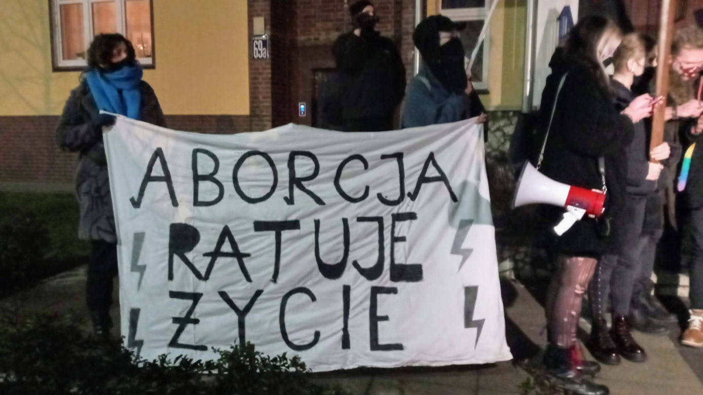 Strajk Kobiet w Szczecinie: Manifestacja pod siedzibą PiS - 27 stycznia 2021 r.