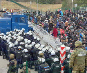 Tłumy migrantów gromadzą się przy przejściu granicznym w Kuźnicy [WIDEO, ZDJĘCIA]