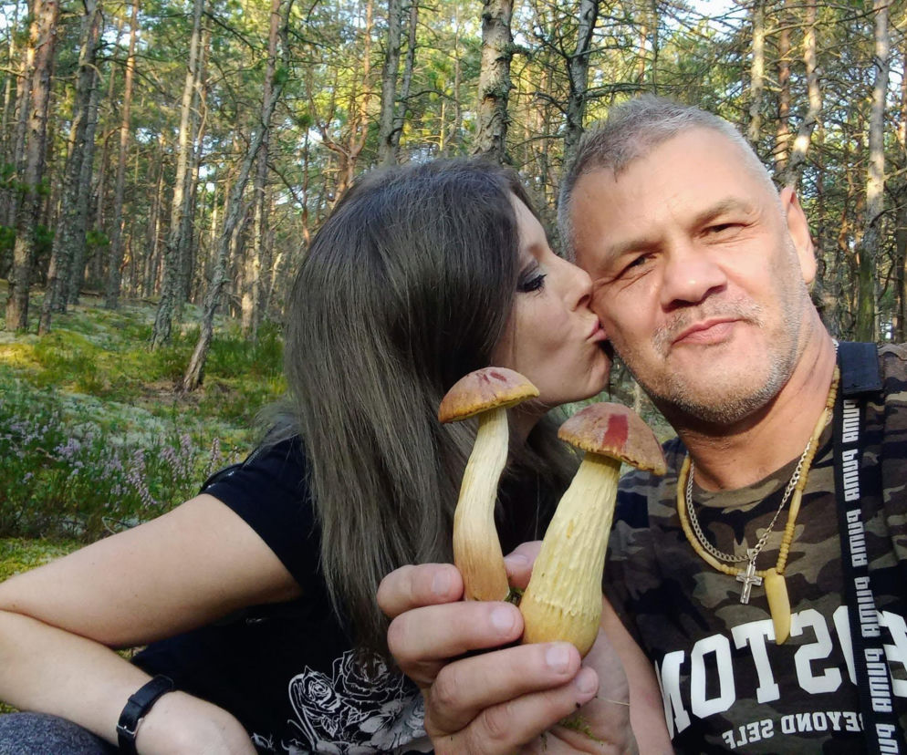 Para z grzybami w lesie. O złotoborowikach w świętokrzyskim przeczytasz na Eska Kielce.