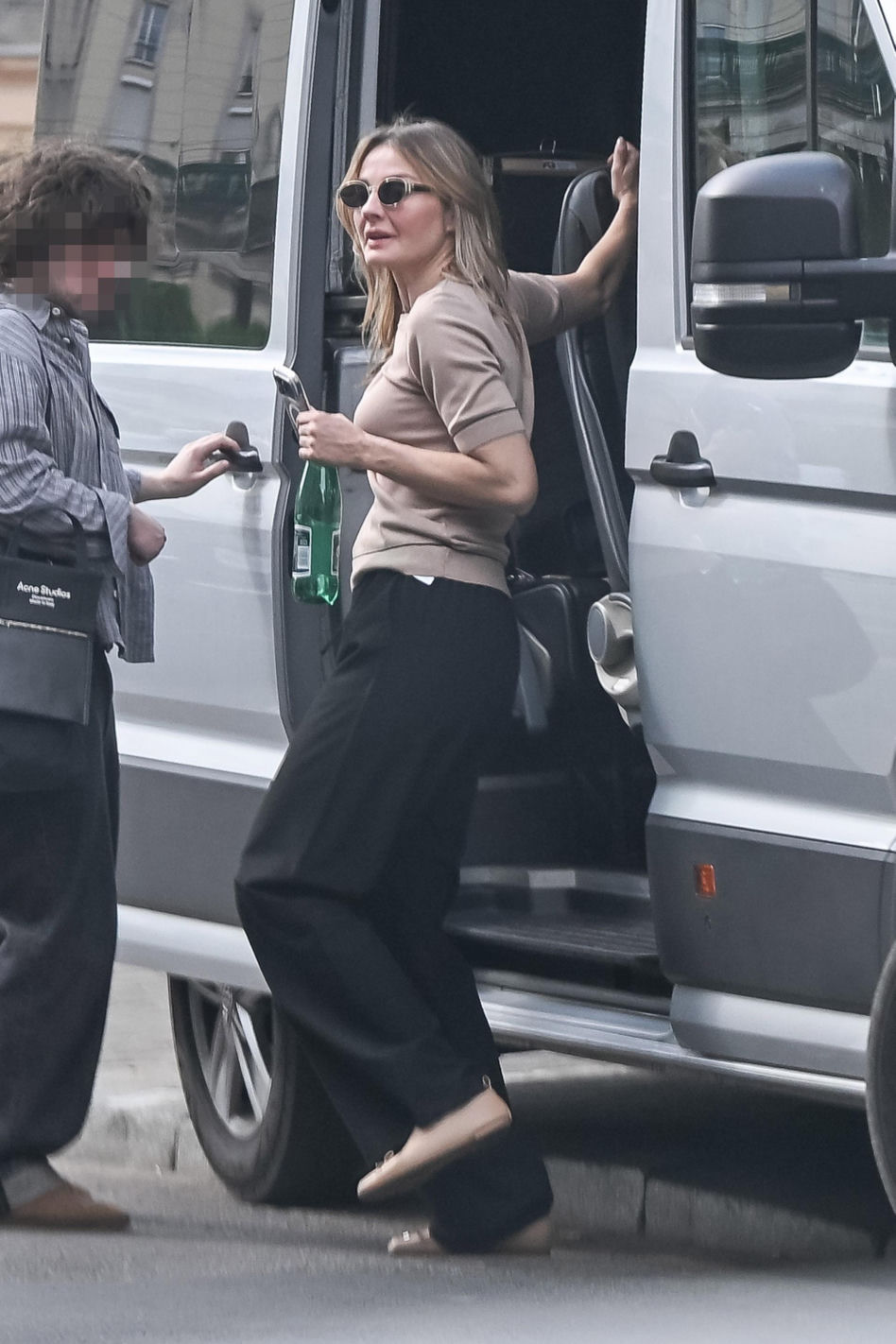 Małgorzata Socha przebiera się na ulicy