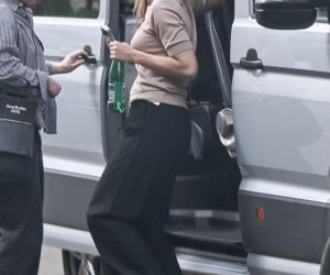 Małgorzata Socha przebiera się na ulicy