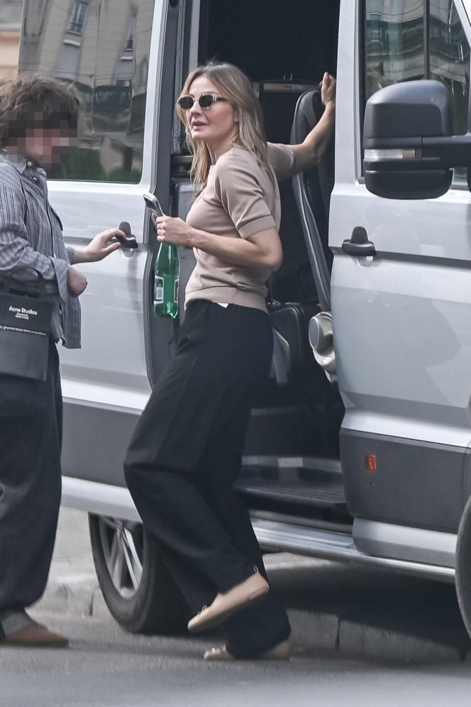 Małgorzata Socha przebiera się na ulicy