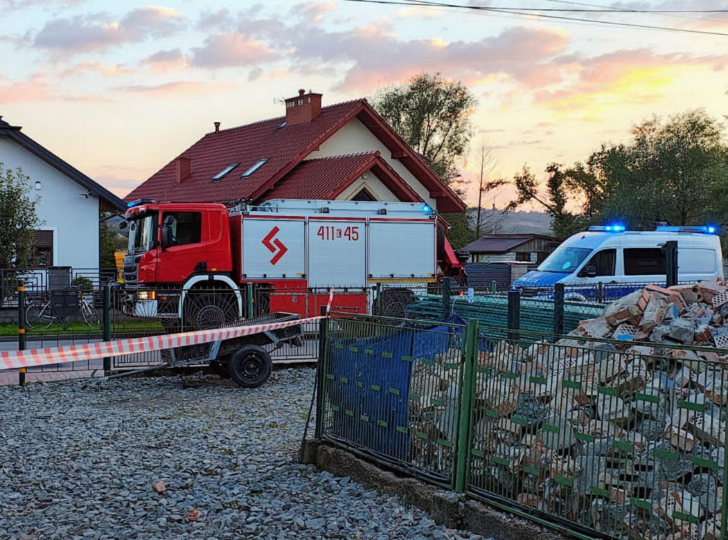 Jadowniki. Śmiertelny wypadek w czasie prac remontowo-rozbiórkowych. Komin osunął się na 26-latka