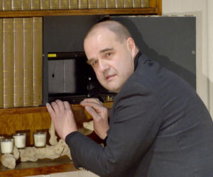 Tak Cezary Żak wyglądał na początku kariery. Niezwykła metamorfoza gwiazdora Miodowych lat