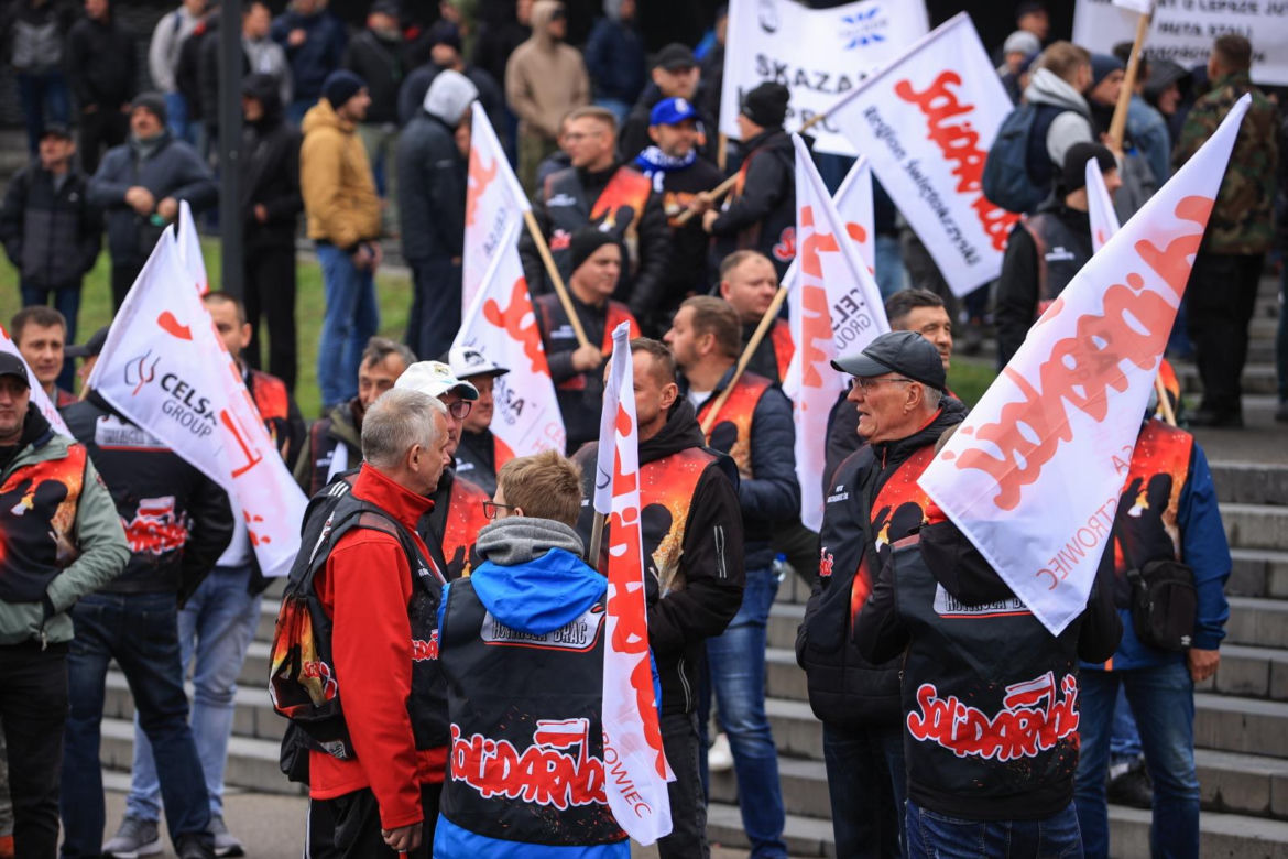 Protest "Solidarności" w Katowicach przed MCK. Chodzi o konferencję klimatyczną PRECOP