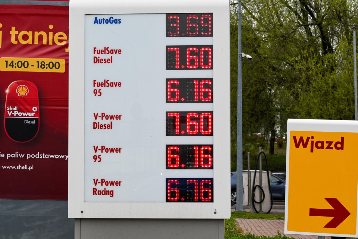 Polacy zadowoleni z obniżki cen paliw