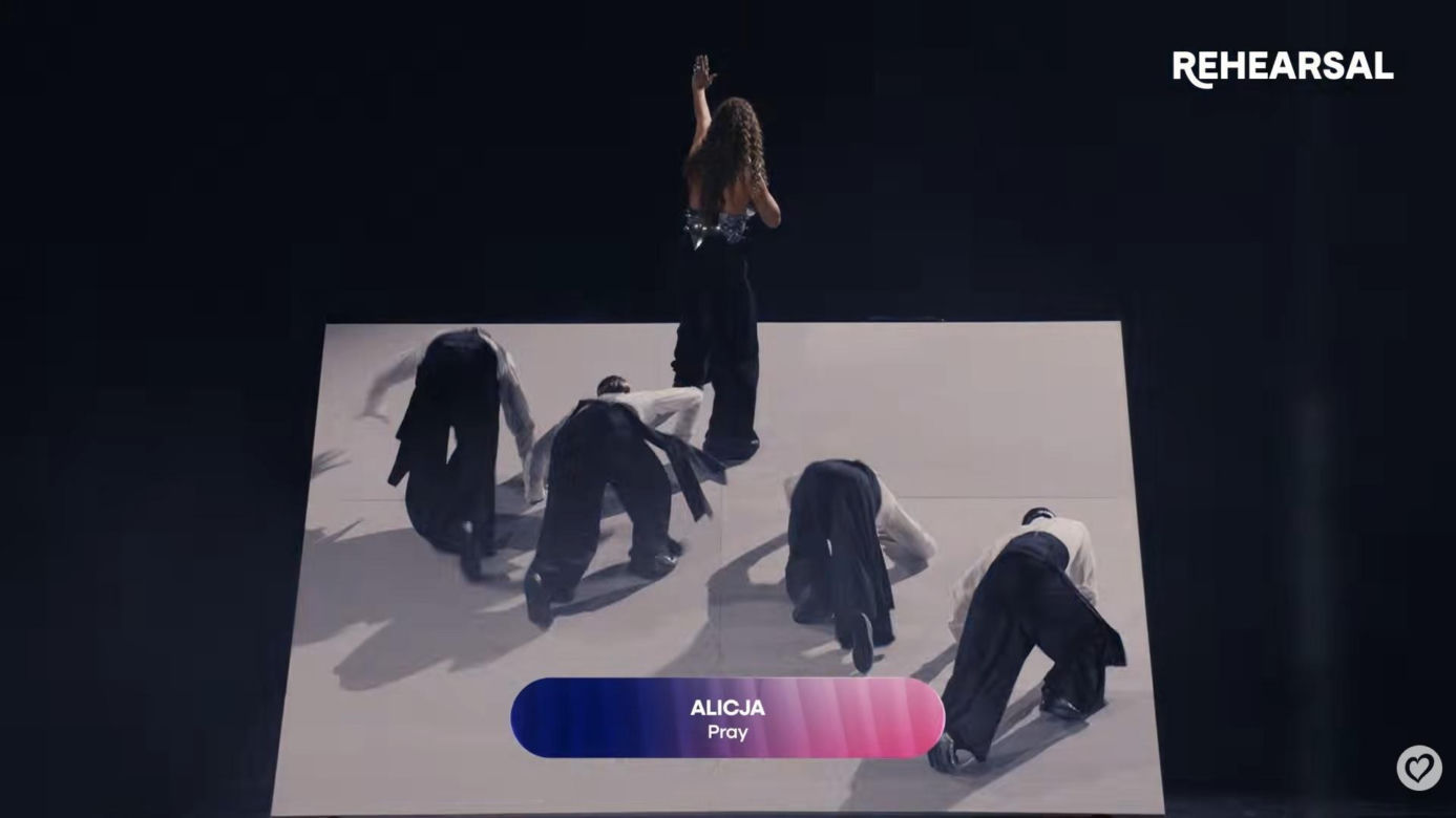 Alicja Szemplińska po raz drugi zaprezentowała na scenie w Wiedniu utwór „Pray”