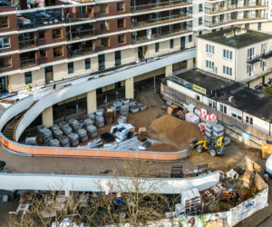 Dom otoczony blokiem przy ul. Bacha 35 w Warszawie