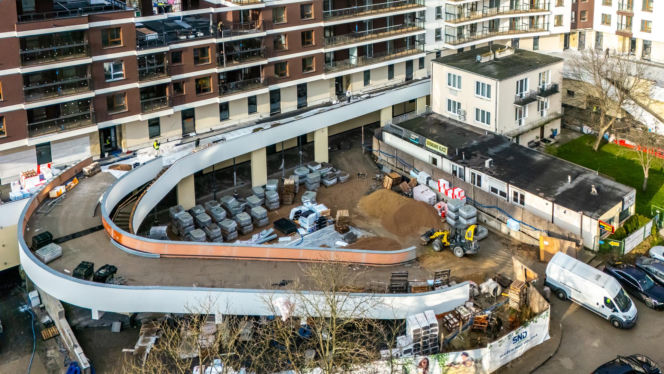 Dom otoczony blokiem przy ul. Bacha 35 w Warszawie