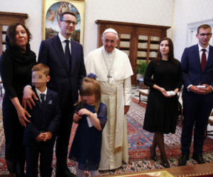 Tak wyglądają starsze dzieci Morawieckiego. Syn to kopia premiera. Córka to piękność