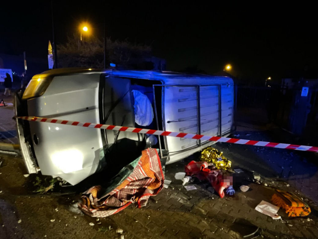 Rozbił forda na betonowym słupie. Jechał bez prawka i po alkoholu